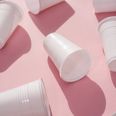Tek kullanımlık plastik beyaz boş bardak