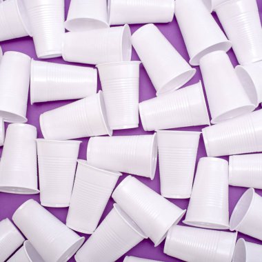 Tek kullanımlık plastik beyaz boş bardak