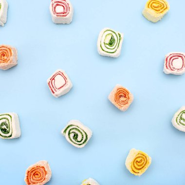 Mavi üzerinde farklı renklerde Türk tatlılar