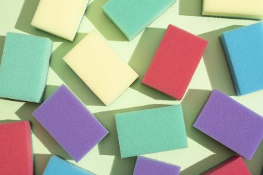 Bulaşık yıkamak için çok renkli dikdörtgen süngerler