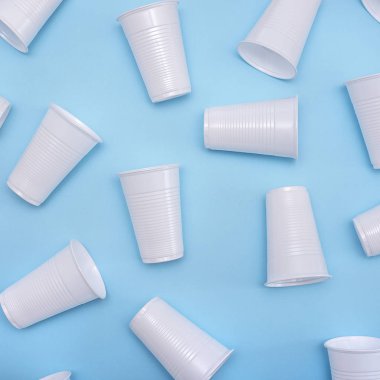 Tek kullanımlık plastik beyaz boş bardak