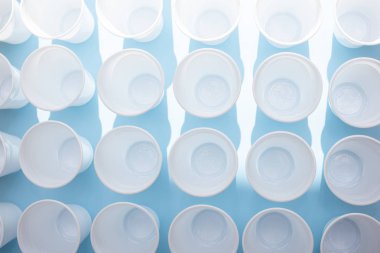 Tek kullanımlık plastik beyaz boş bardak