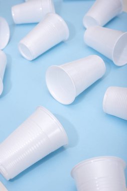 Tek kullanımlık plastik beyaz boş bardak