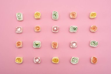 Pembe farklı renklerde Türk tatlılar