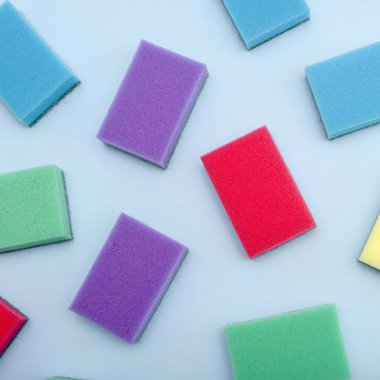 Bulaşık yıkamak için çok renkli dikdörtgen süngerler