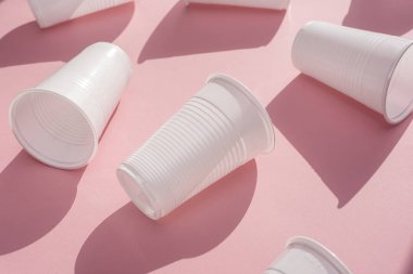 Tek kullanımlık plastik beyaz boş bardak