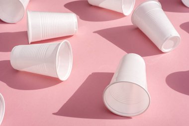 Tek kullanımlık plastik beyaz boş bardak