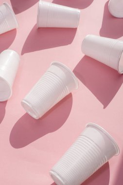 Tek kullanımlık plastik beyaz boş bardak