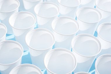 Tek kullanımlık plastik beyaz boş bardak