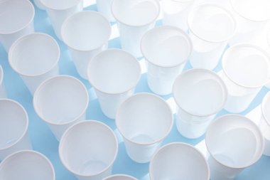 Tek kullanımlık plastik beyaz boş bardak