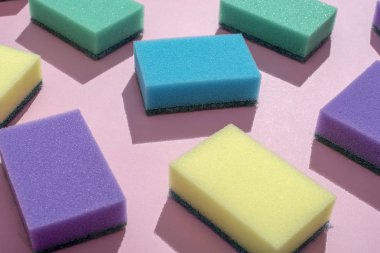 Bulaşık yıkamak için çok renkli dikdörtgen süngerler