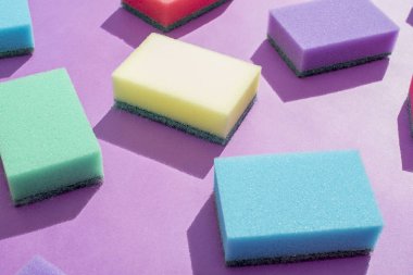 Bulaşık yıkamak için çok renkli dikdörtgen süngerler