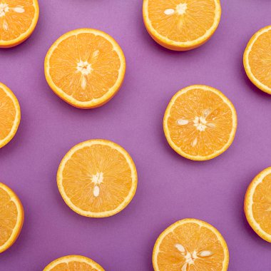 Turuncu sulu portakallar ikiye bölünmüş mor