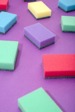 Bulaşık yıkamak için çok renkli dikdörtgen süngerler