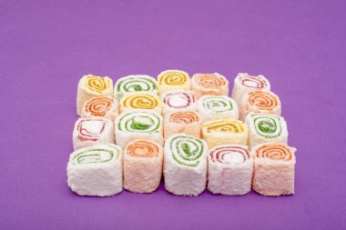 Mor üzerinde farklı renkler Türk tatlılar