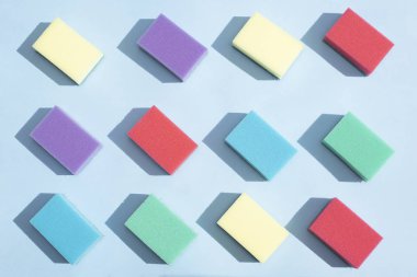 Bulaşık yıkamak için çok renkli dikdörtgen süngerler. Düz yatıyordu