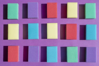 Bulaşık yıkamak için çok renkli dikdörtgen süngerler