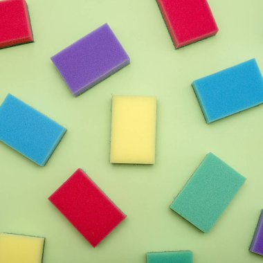 Bulaşık yıkamak için çok renkli dikdörtgen süngerler