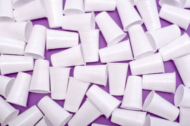 Tek kullanımlık plastik beyaz boş bardak