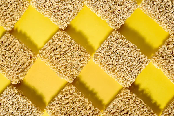 Fideos instantáneos sobre un fondo amarillo —  Fotos de Stock