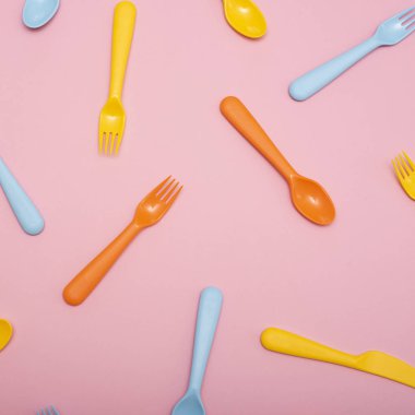 Pembe arka plan üzerine renkli yemek seti