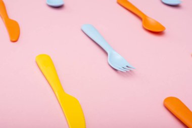 Pembe arka plan üzerine renkli yemek seti