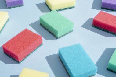 Bulaşık yıkamak için çok renkli dikdörtgen süngerler