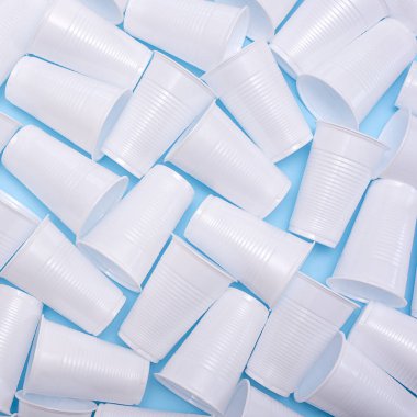 Tek kullanımlık plastik beyaz boş bardak