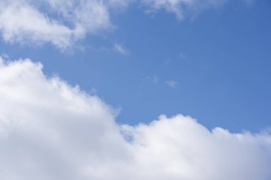 Mavi gökyüzünde güzel beyaz bulutlar