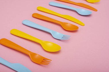 Pembe arka plan üzerine renkli yemek seti