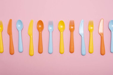 Pembe arka plan üzerine renkli yemek seti