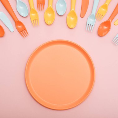 Pembe arka plan üzerine renkli yemek seti