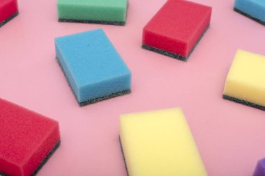 Bulaşık yıkamak için çok renkli dikdörtgen süngerler