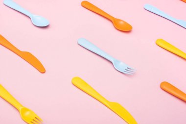 Pembe arka plan üzerine renkli yemek seti