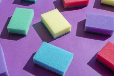 Bulaşık yıkamak için çok renkli dikdörtgen süngerler