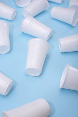 Tek kullanımlık plastik beyaz boş bardak