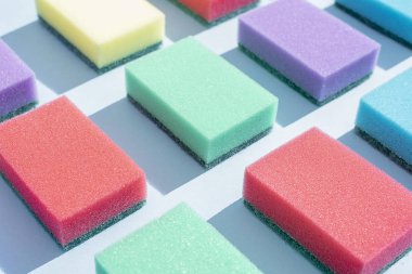 Bulaşık yıkamak için çok renkli dikdörtgen süngerler