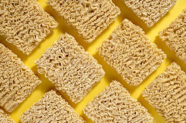 Sarı arka planda hazır erişte.