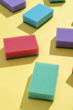 Bulaşık yıkamak için çok renkli dikdörtgen süngerler