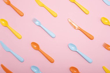 Pembe arka plan üzerine renkli yemek seti