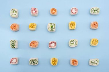 Mavi üzerinde farklı renklerde Türk tatlılar