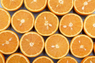 Turuncu lezzetli portakal ikiye bölünmüş mavi bir satır yalan