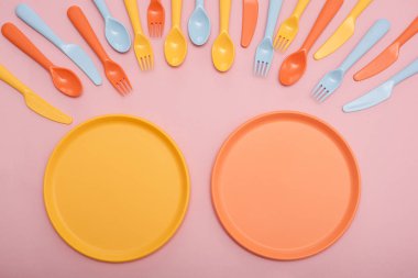 Pembe arka plan üzerine renkli yemek seti