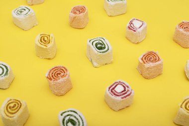 Sarı üzerinde farklı renklerde Türk tatlılar