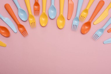 Pembe arka plan üzerine renkli yemek seti