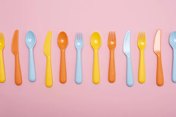 Pembe arka plan üzerine renkli yemek seti