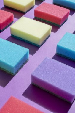 Bulaşık yıkamak için çok renkli dikdörtgen süngerler