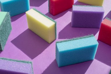 Bulaşık yıkamak için çok renkli dikdörtgen süngerler