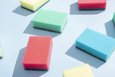 Bulaşık yıkamak için çok renkli dikdörtgen süngerler