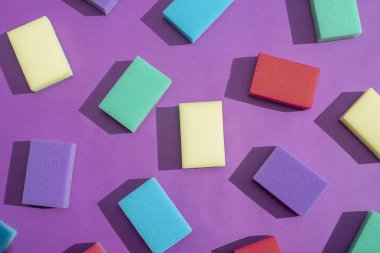 Bulaşık yıkamak için çok renkli dikdörtgen süngerler. Düz yatıyordu